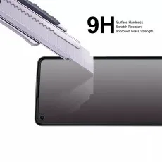 9H hardness screen protector being scratched by a utility knife, showing scratch resistance and improved glass strength.