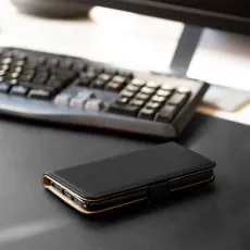 beautiful look wallet case in black.