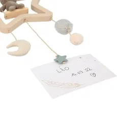 A close-up of a baby mobile's customizable card, which reads Léo 14.03.22